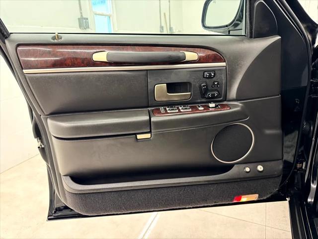 used 2008 Lincoln Town Car car, priced at $17,995