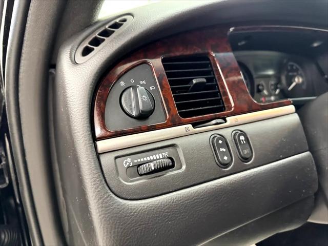 used 2008 Lincoln Town Car car, priced at $17,995