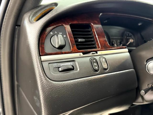 used 2006 Lincoln Town Car car, priced at $7,995