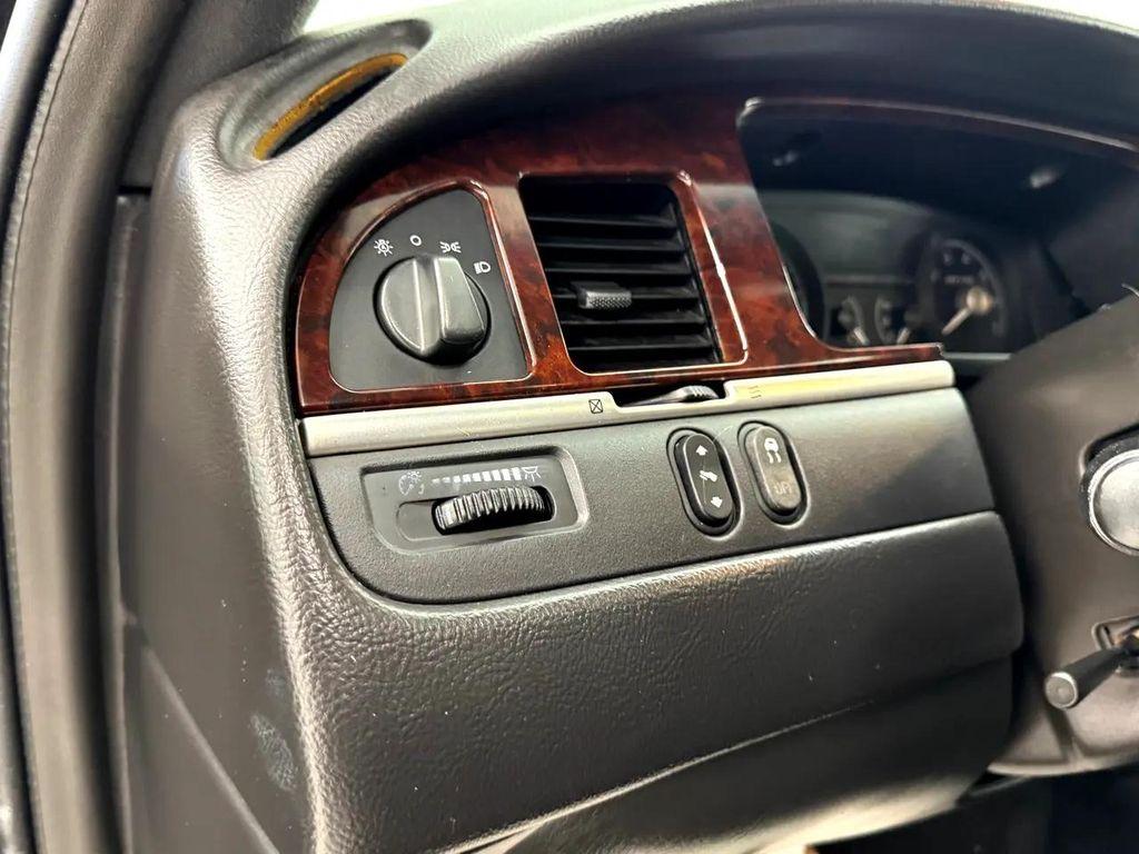 used 2006 Lincoln Town Car car, priced at $7,795