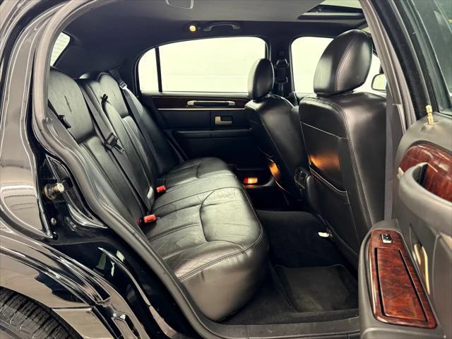 used 2006 Lincoln Town Car car, priced at $7,995