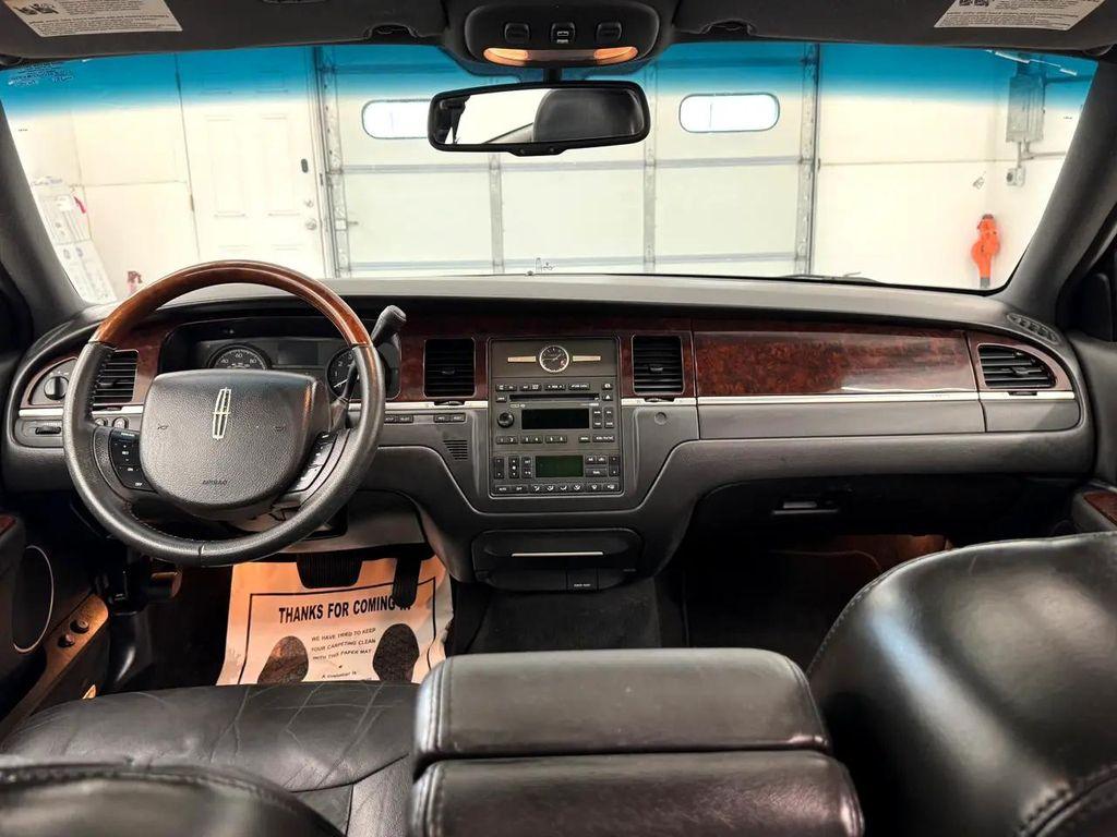used 2006 Lincoln Town Car car, priced at $7,795