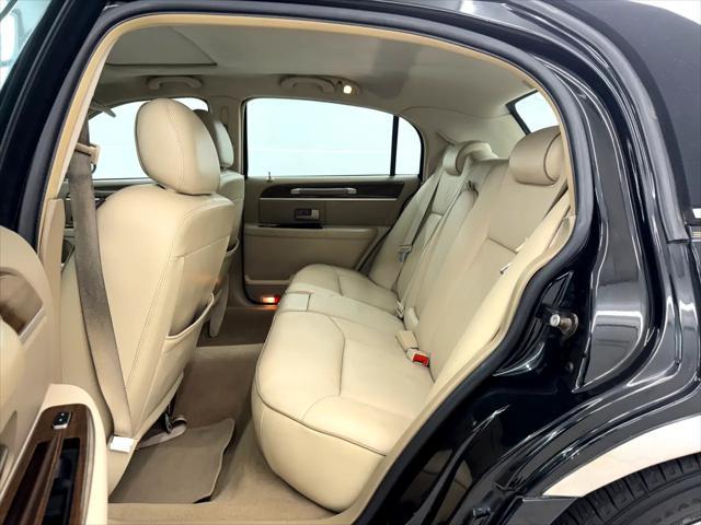 used 2007 Lincoln Town Car car, priced at $7,995