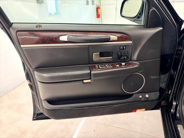 used 2008 Lincoln Town Car car, priced at $11,995