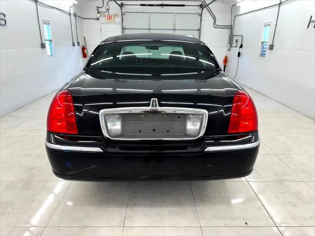used 2008 Lincoln Town Car car, priced at $11,995