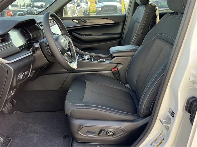 new 2025 Jeep Grand Cherokee car, priced at $33,495