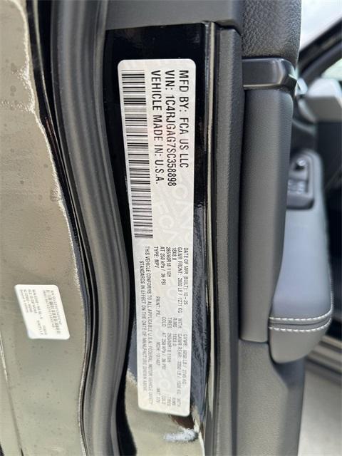 new 2025 Jeep Grand Cherokee car, priced at $38,405