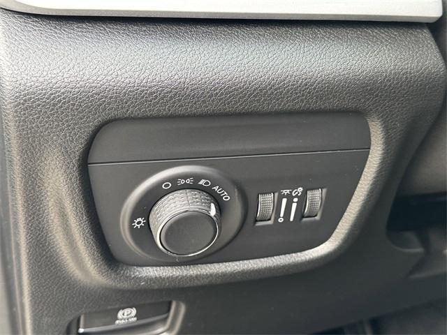 new 2025 Jeep Grand Cherokee car, priced at $38,975