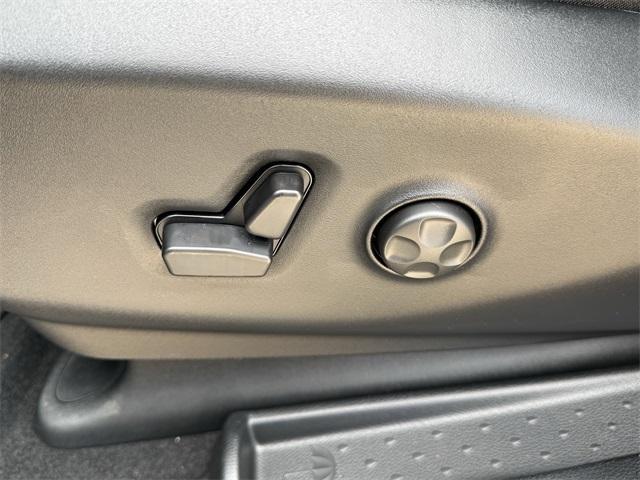 new 2025 Chrysler Pacifica car, priced at $44,548