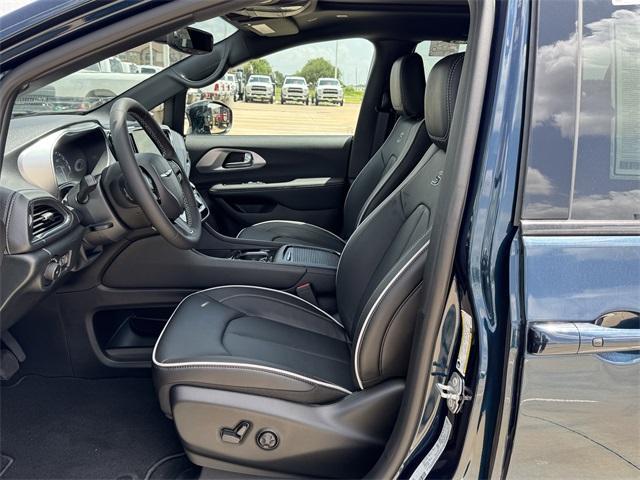 new 2025 Chrysler Pacifica car, priced at $44,548
