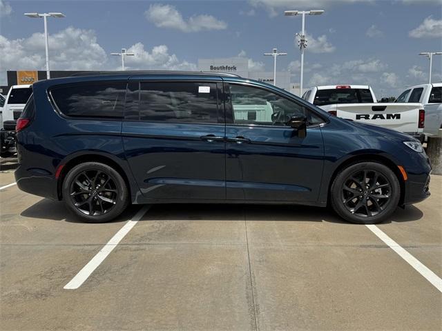new 2025 Chrysler Pacifica car, priced at $44,548