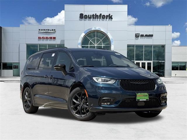 new 2025 Chrysler Pacifica car, priced at $44,548