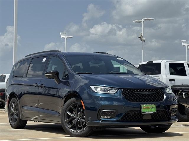 new 2025 Chrysler Pacifica car, priced at $44,548