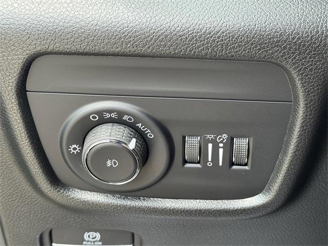 new 2025 Jeep Grand Cherokee car, priced at $43,382