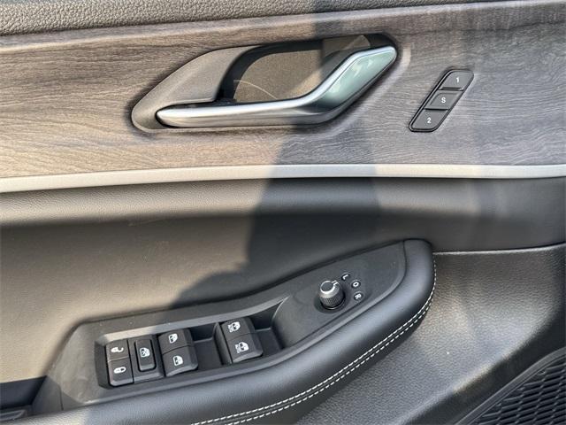 new 2025 Jeep Grand Cherokee car, priced at $40,870