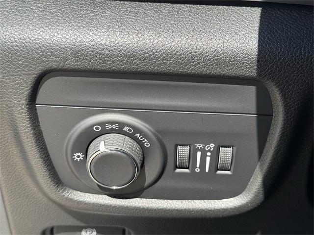 new 2025 Jeep Grand Cherokee car, priced at $38,975