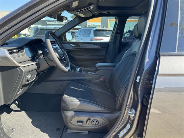 new 2025 Jeep Grand Cherokee car, priced at $38,975