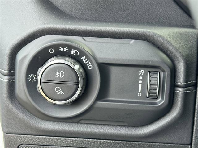 new 2025 Jeep Gladiator car, priced at $39,340