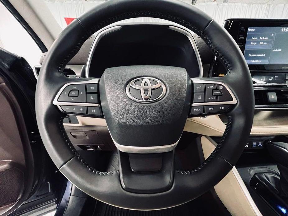 used 2022 Toyota Highlander car, priced at $42,900