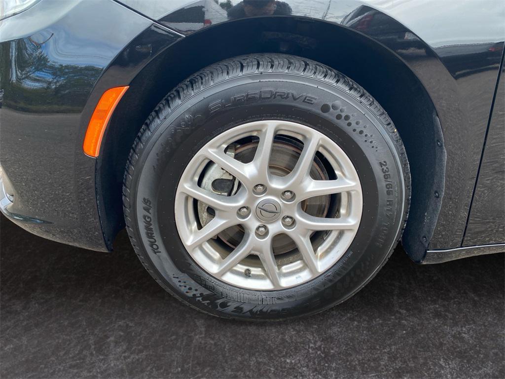 used 2024 Chrysler Pacifica car, priced at $29,999