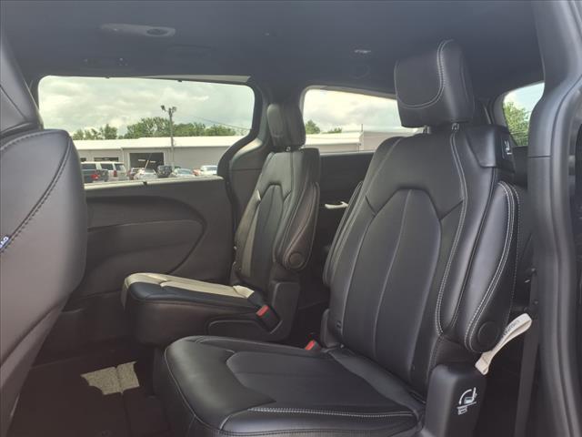 new 2025 Chrysler Pacifica car
