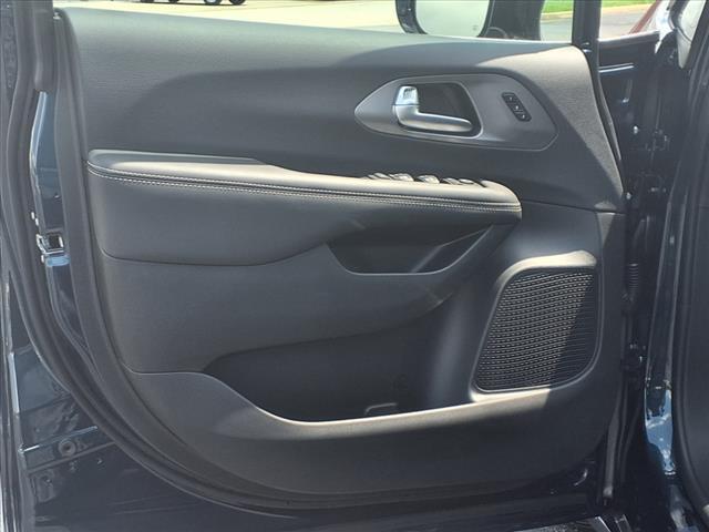 new 2025 Chrysler Pacifica car