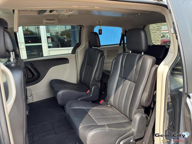 used 2014 Chrysler Town & Country car
