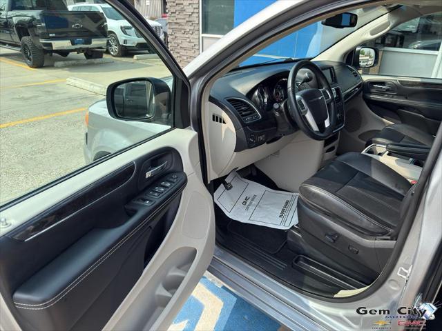 used 2014 Chrysler Town & Country car