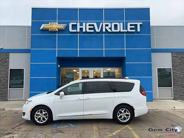 used 2017 Chrysler Pacifica car