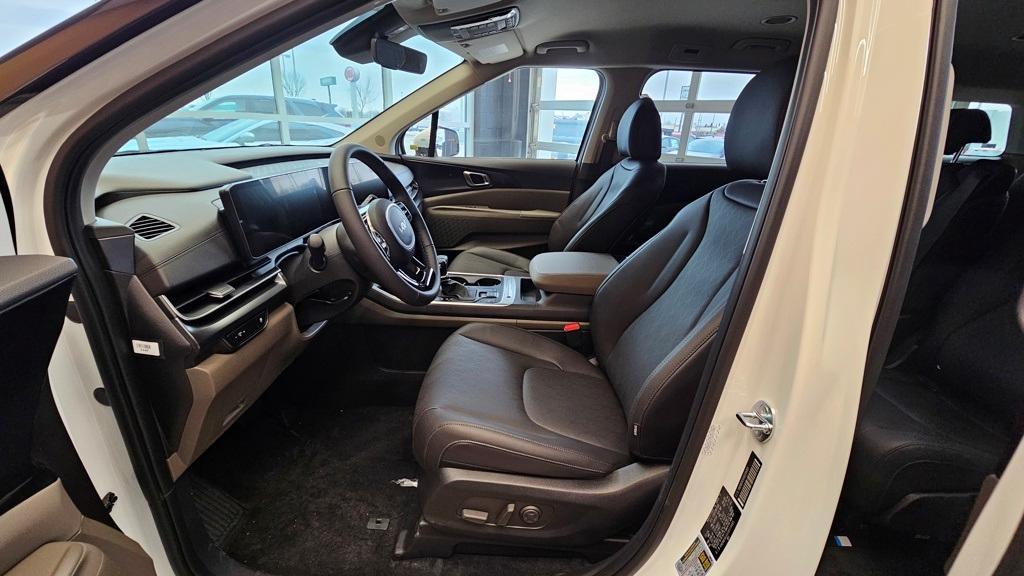 new 2025 Kia Carnival car, priced at $39,733