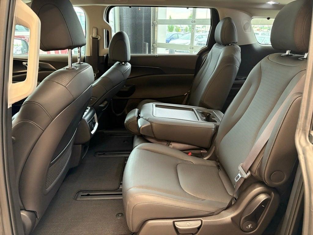new 2025 Kia Carnival Hybrid car, priced at $51,430