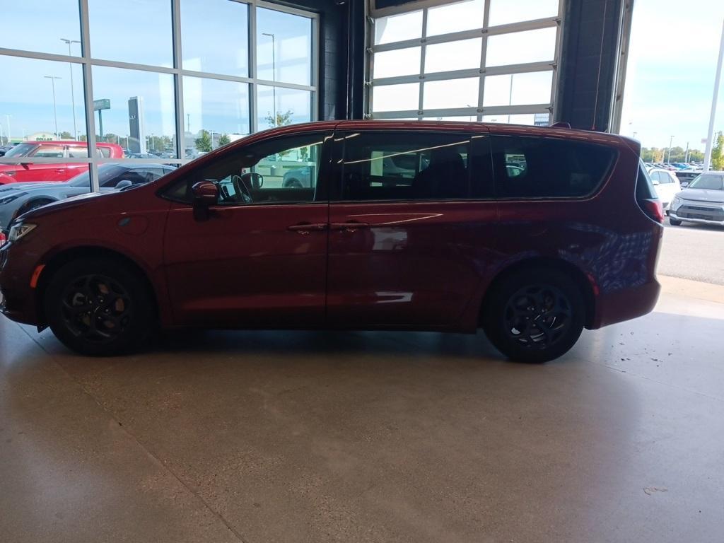 used 2022 Chrysler Pacifica Hybrid car, priced at $35,662