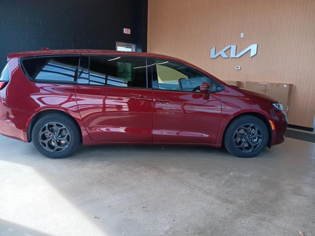 used 2022 Chrysler Pacifica Hybrid car, priced at $35,662