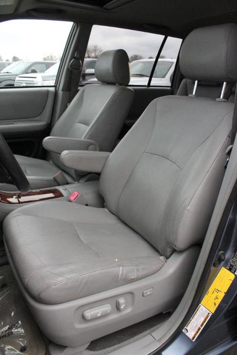 used 2004 Toyota Highlander car, priced at $5,988