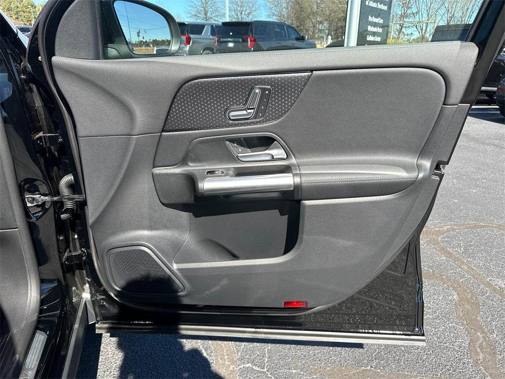 new 2025 Mercedes-Benz GLA 250 car, priced at $42,250