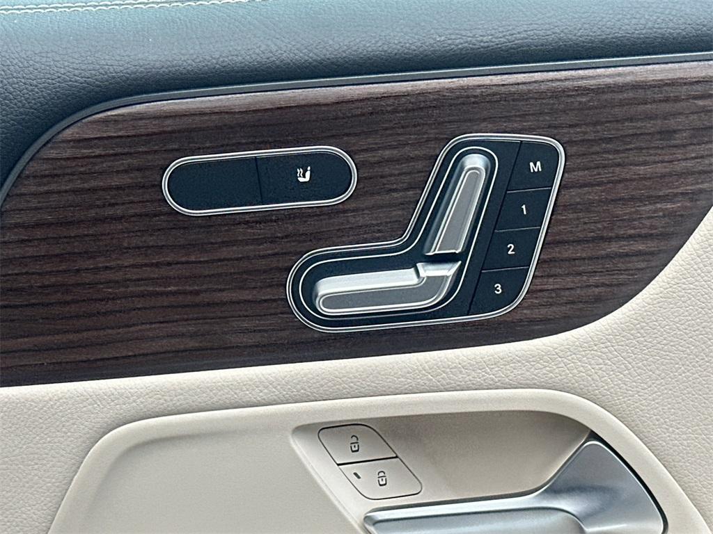new 2025 Mercedes-Benz GLB 250 car, priced at $53,080