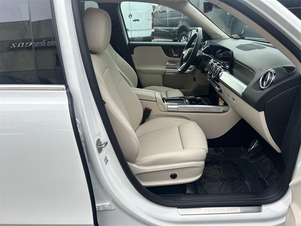 new 2025 Mercedes-Benz GLB 250 car, priced at $52,715