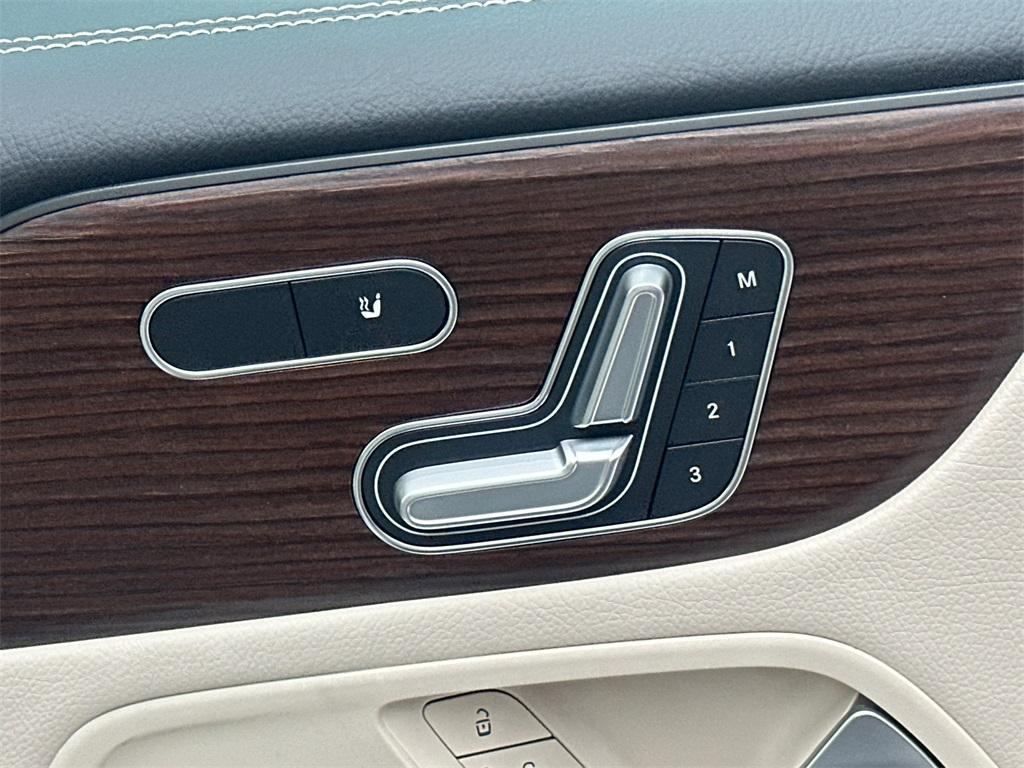 new 2025 Mercedes-Benz GLB 250 car, priced at $52,715