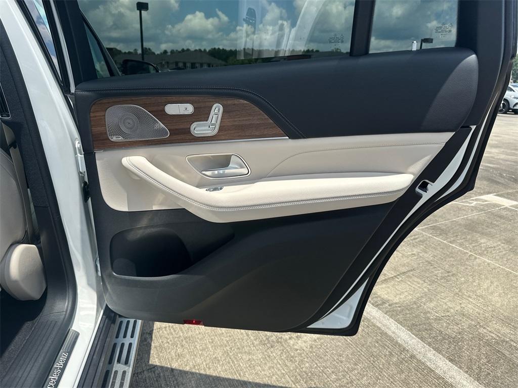 new 2025 Mercedes-Benz GLS 450 car, priced at $100,170