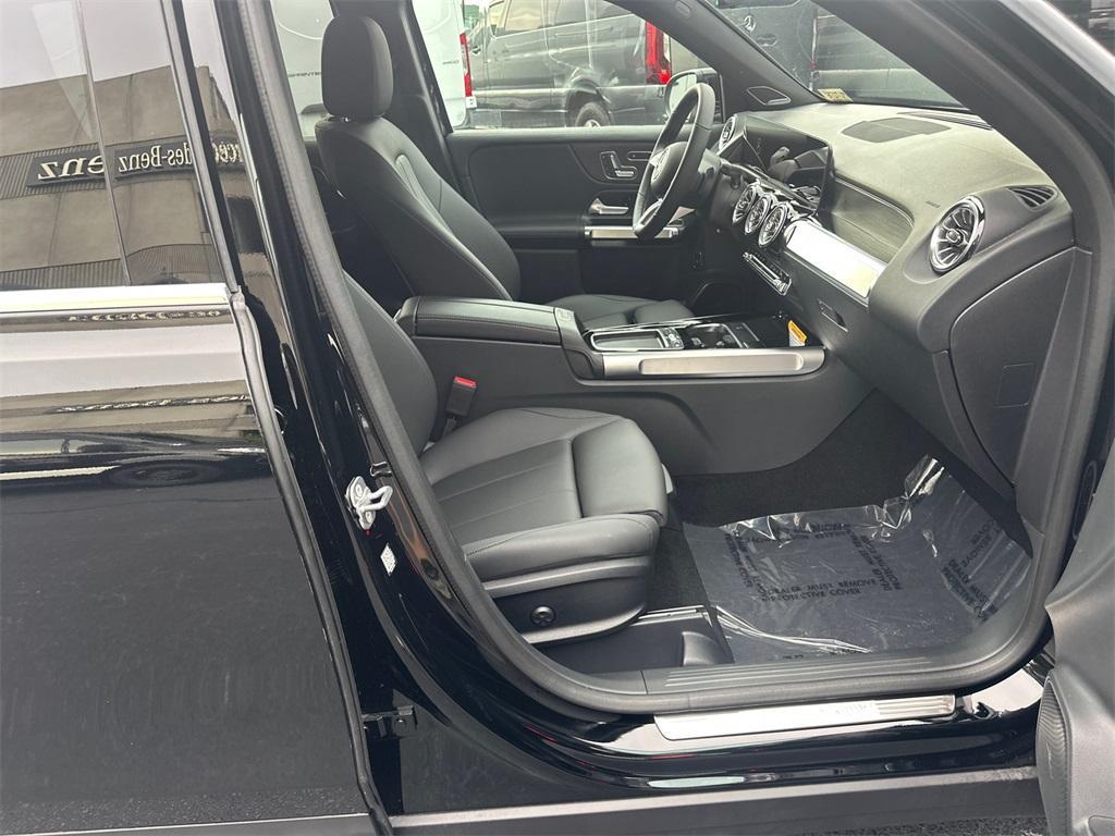 new 2025 Mercedes-Benz GLB 250 car, priced at $55,530