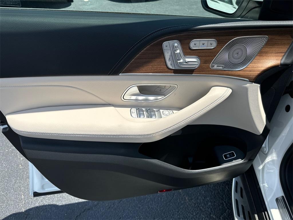 new 2025 Mercedes-Benz GLS 580 car, priced at $121,940