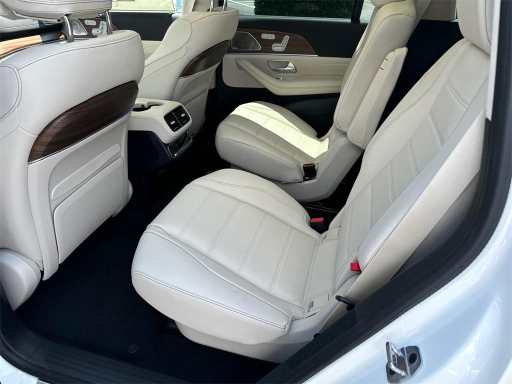 new 2025 Mercedes-Benz GLS 580 car, priced at $121,940