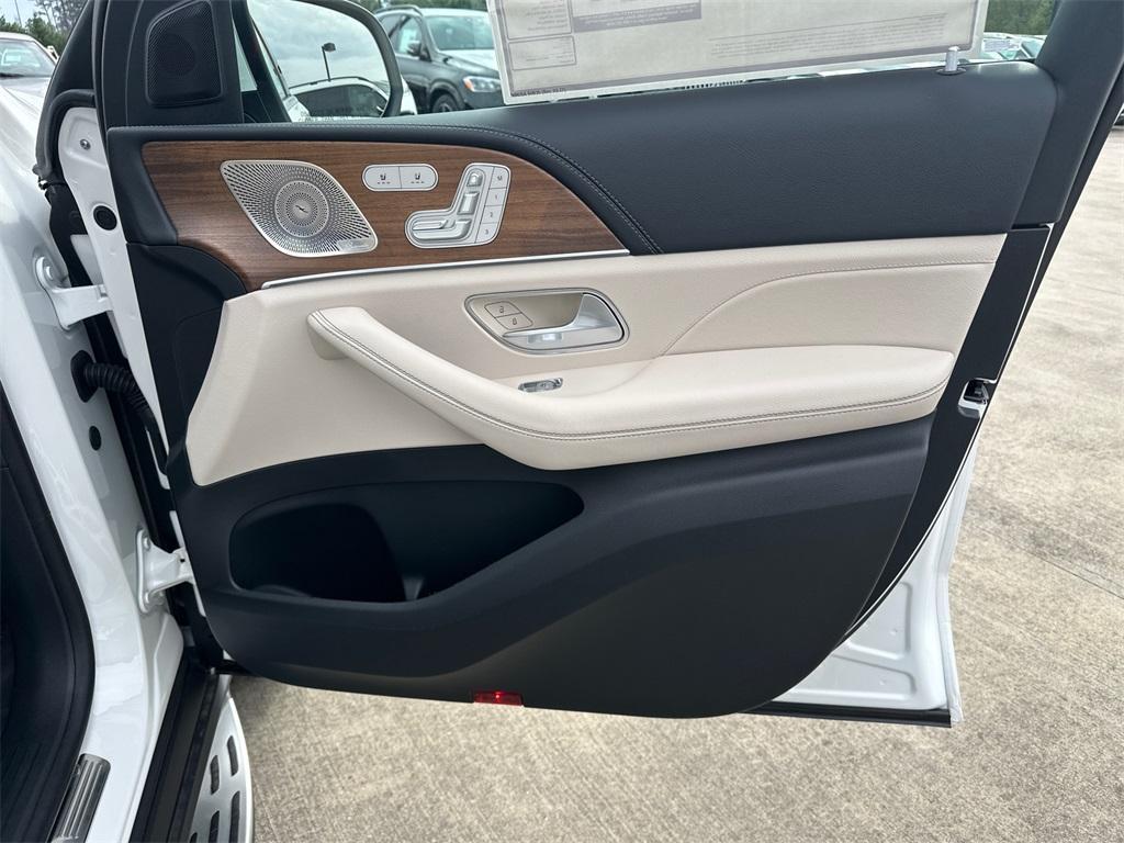 new 2025 Mercedes-Benz GLS 580 car, priced at $117,645