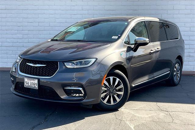 used 2023 Chrysler Pacifica Hybrid car, priced at $33,086
