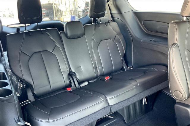new 2025 Chrysler Pacifica car