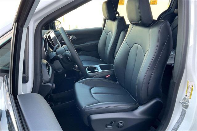 new 2025 Chrysler Pacifica car