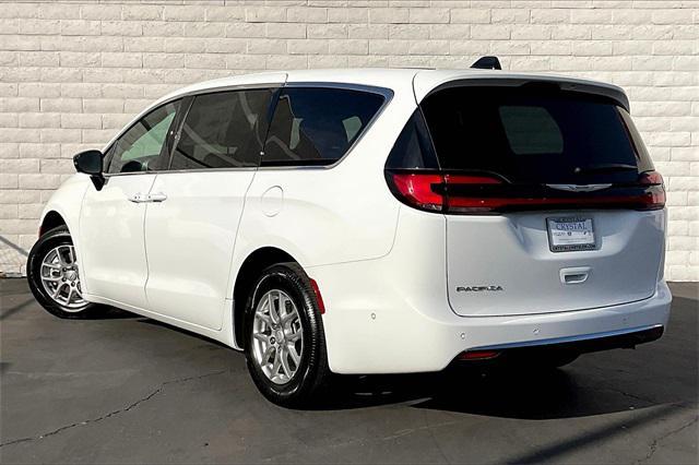 new 2025 Chrysler Pacifica car
