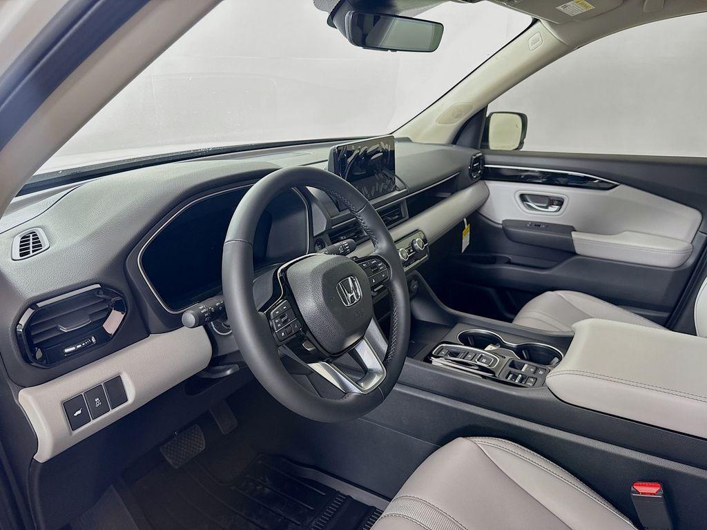 new 2025 Honda Pilot car, priced at $43,273