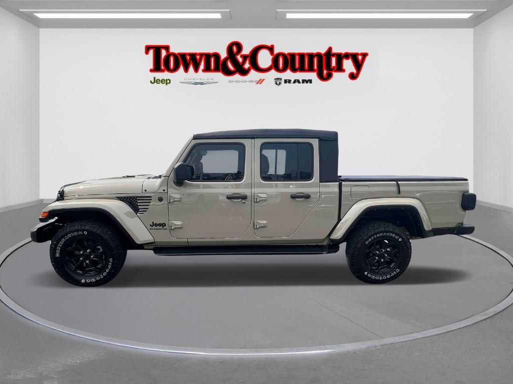 used 2022 Jeep Gladiator car, priced at $32,124