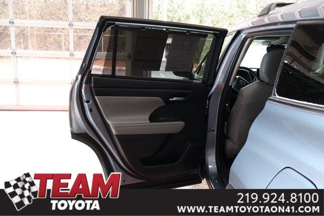 used 2022 Toyota Highlander car, priced at $37,300